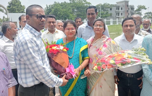 ডাসারে জেলা প্রশাসক মোহাম্মদ মারুফুর রশিদ খানকে ফুলেল শুভেচ্ছা