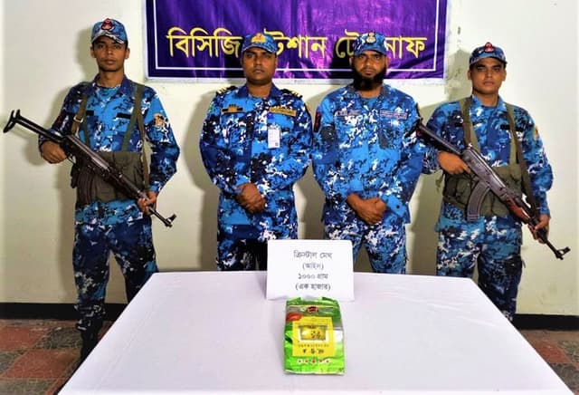 টেকনাফে ১ কেজি ক্রিস্টাল মেথ জব্দ করল কোস্টগার্ড