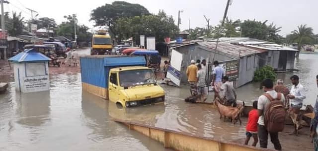 জলোচ্ছ্বাসে তলিয়ে গেছে বরগুনার উপকূলীয় অঞ্চল