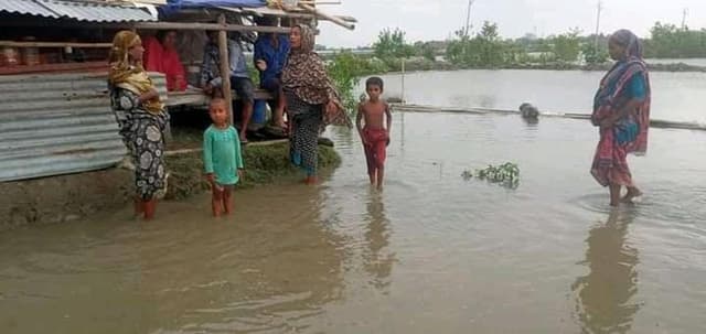 মোংলায় পানি বন্দি ৮'শ পরিবার