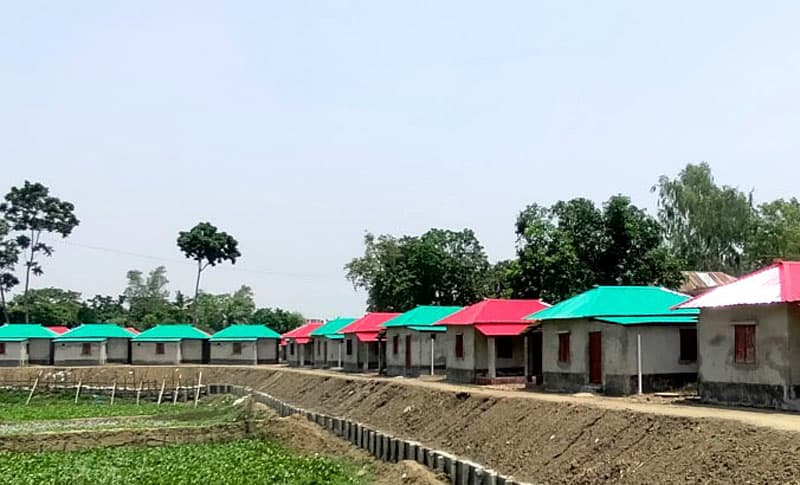 আত্রাইয়ে শেষ পর্যায়ে ভূমিহীন-গৃহহীনমুক্ত ঘোষণার কাজ