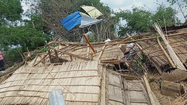 ১ মিনিটের ঘূর্ণিঝড়ে ২৯ পরিবার নিঃস্ব!