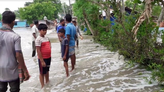 জলোচ্ছাস ও নদী ভাঙ্গনে চিংড়ী মাছের ঘের ব্যাপক ক্ষতি