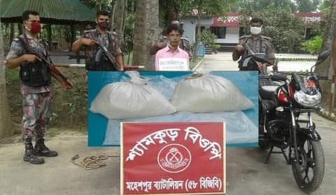 মহেশপুর সীমান্তে মাদকসহ চোরকারাবারী আটক