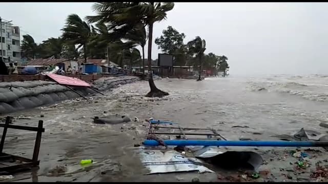 উপকূলীয় এলাকায় আজও বিরাজ করছে বৈরী আবহাওয়া