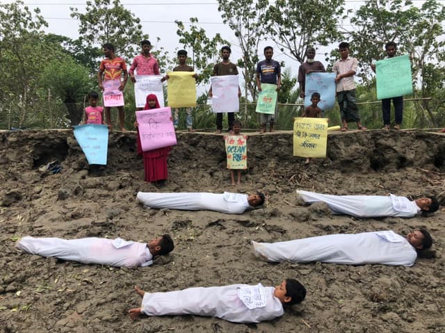 টেকসই বেড়িবাঁধের দাবিতে কাফনের কাপড় পরে প্রতিবাদ