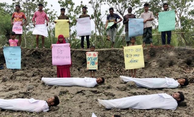 সাতক্ষীরায় বেড়িবাঁধের দাবীতে লাশ হয়ে প্রতীকি প্রতিবাদ