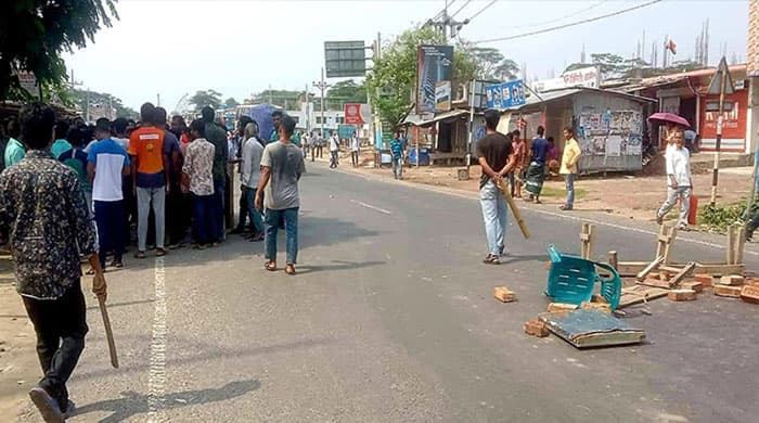 ববি শিক্ষার্থীকে মারধরের ঘটনায় সড়ক অবরোধ