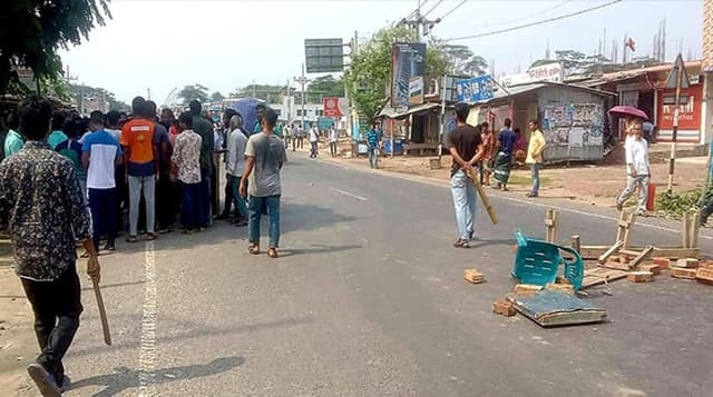 ববি শিক্ষার্থীকে মারধরের ঘটনায় সড়ক অবরোধ