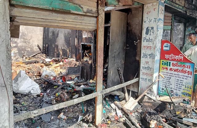 ঝালকাঠির পল্লীতে অগ্নিকান্ডে চার ব্যবসায়ী সর্বশান্ত