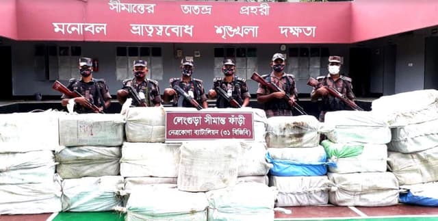 নেত্রকোনার সীমান্তে বিজিবি'র অভিযানে ভারতীয় কসমেটিক জব্দ