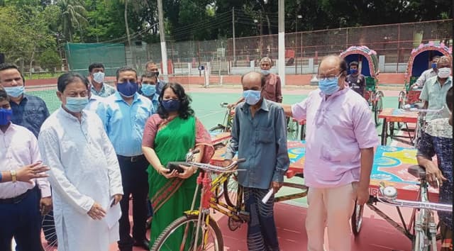 '৩৩৩' প্রচারণায় প্রেস কনফারেন্স ও রিক্সা, ভ্যান, সেলাইমেশিন বিতরণ