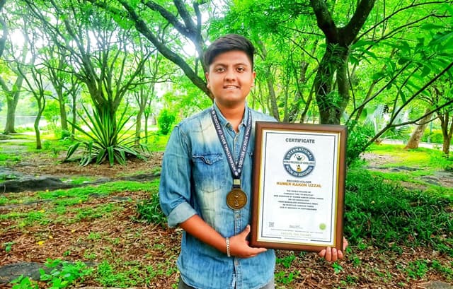 হুইসেল বাজিয়ে বিশ্ব রেকর্ড গড়লেন ঝালকাঠির সন্তান কাকন