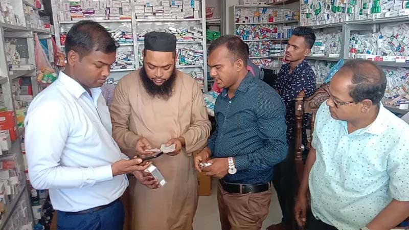 কলাপাড়ায় মেয়াদোত্তীর্ন ঔষধ রাখায় দুই ফার্মেসীকে জরিমানা