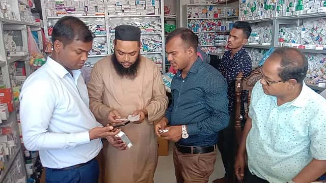 কলাপাড়ায় মেয়াদোত্তীর্ন ঔষধ রাখায় দুই ফার্মেসীকে জরিমানা