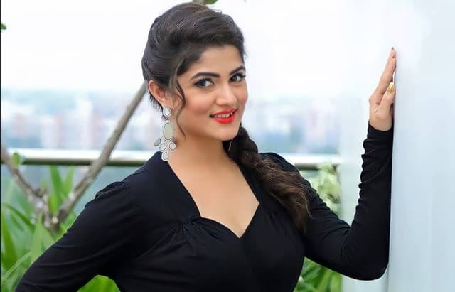 প্রেমিক নিয়ে পাহাড়ে শ্রাবন্তী!
