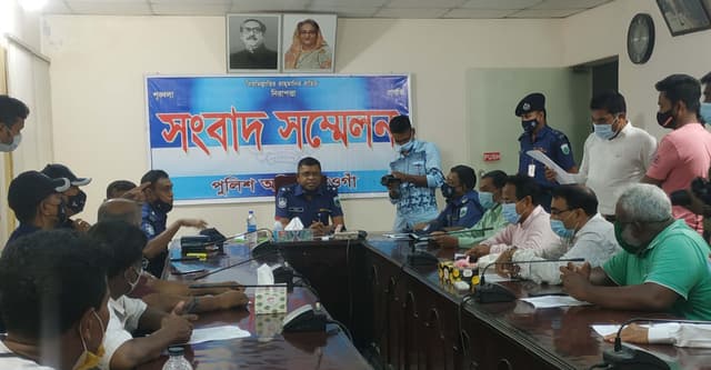 নওগাঁয় ক্লুলেস হত্যাকান্ডের রহস্য উদঘাটন; আটক ৬