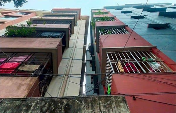 বারবার ভূমিকম্পে সিলেটে হেলে পড়েছে ভবন