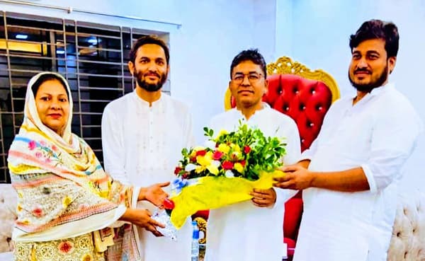 দেবীদ্বারে নির্বাচনের ফলাফল ঘোষণার পর এমপির সাথে বিজয়ী প্রার্থীদের শুভেচ্ছা বিনিময়