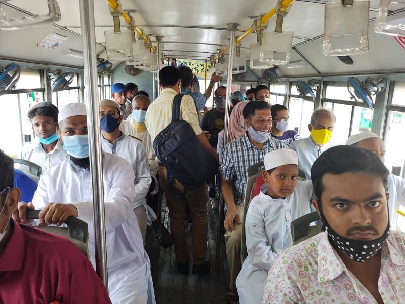 গণপরিবহনে নেই স্বাস্থ্যবিধির বালাই