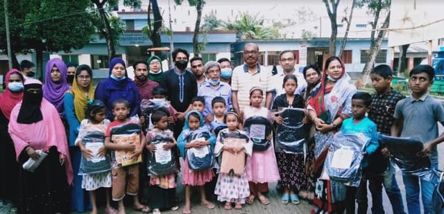 দেবীদ্বারে আলোর পাঠশালায় শিক্ষার্থীদের মাঝে বই ও ব্যাগ বিতরণ