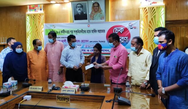 পিরোজপুরে কর্মহীন সংস্কৃতি সেবীদের মাঝে আর্থিক সহায়তা
