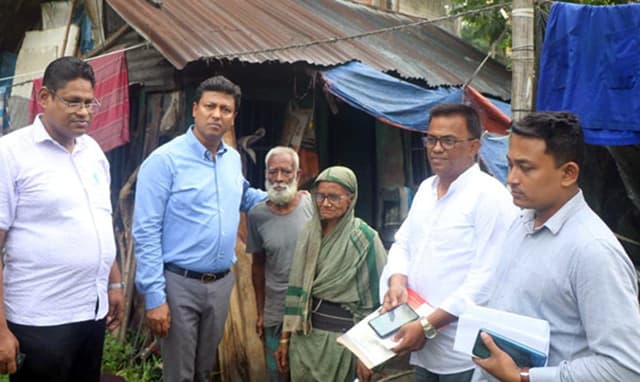 বরিশালে অসহায় বৃদ্ধ দম্পতির পাশে জেলা প্রশাসক