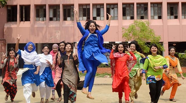 স্কুল খুললেই হাজার টাকা পাবে শিক্ষার্থীরা