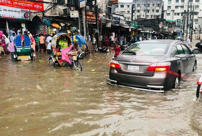 রাজধানীতে রাস্তায় জলাবদ্ধতায় দুর্ভোগ চরমে