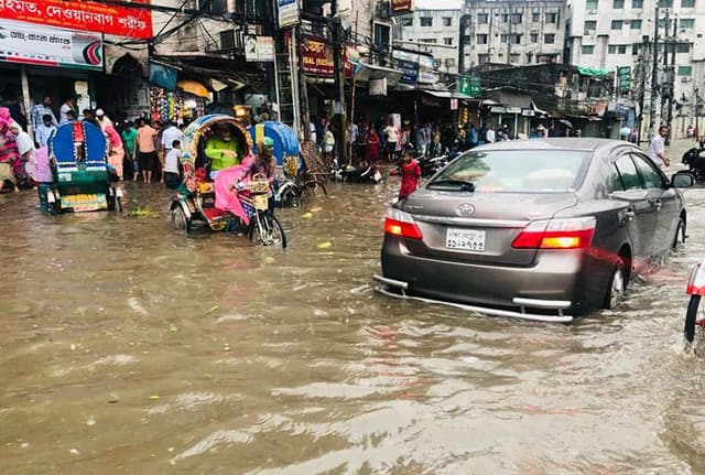 রাজধানীতে রাস্তায় জলাবদ্ধতায় দুর্ভোগ চরমে