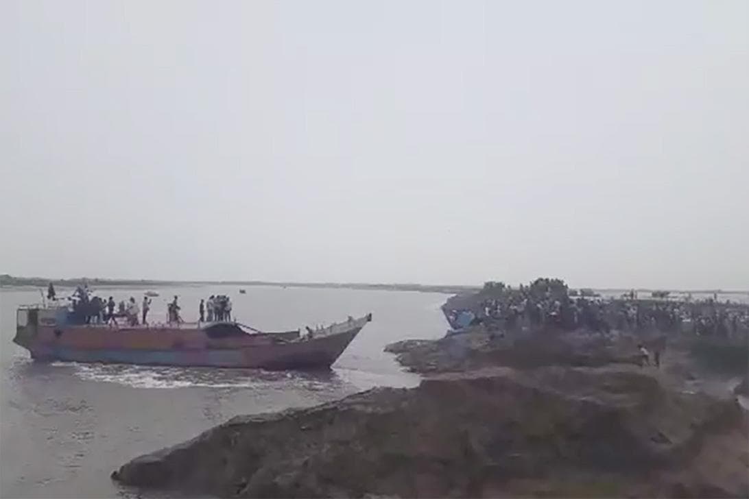 কয়রায় এমপিকে কাদা ছুড়েছে  বিক্ষুব্ধ জনতা!
