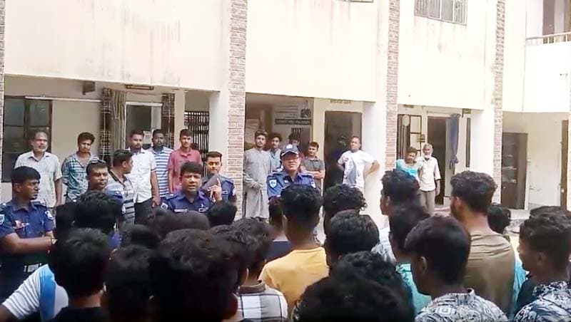 ঝিনাইদহে স্কুল ফাঁকি দিয়ে পার্কে আড্ডা, আটক ৬০ শিক্ষার্থী