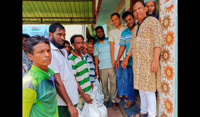 কাউখালীতে সমুদ্রগামী জেলেদের মাঝে চাল বিতরণ