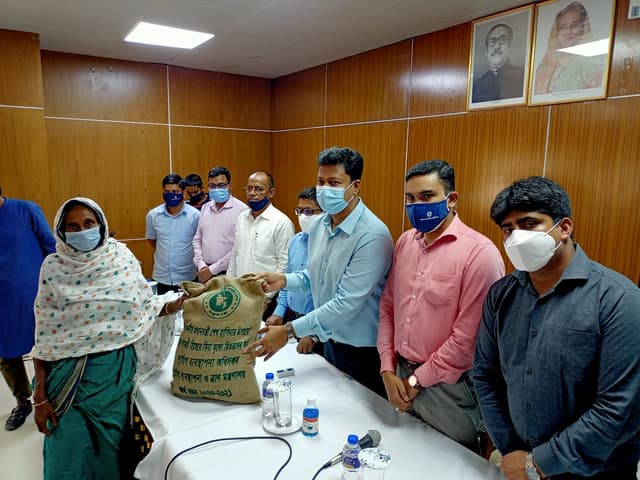 বরিশালে ৩৩৩ নাম্বারে ফোন করে খাদ্য সহায়তা পেলেন ৩৬০ জন