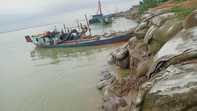 ভয়াবহ নদী ভাঙ্গনের কবলে দৌলতদিয়ার  ৭নং ফেরিঘাট