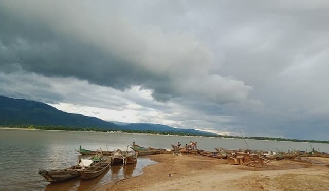 তিন দিনেও মেলেনি নদীতে নিখোঁজ মাঝির সন্ধান