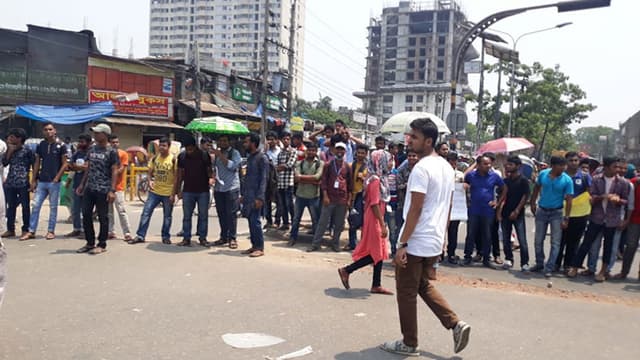 নীলক্ষেতে সাত কলেজ শিক্ষার্থীদের সড়ক অবরোধ