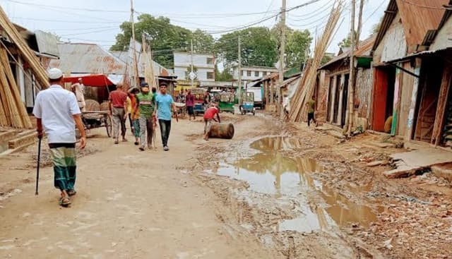 ভোগান্তির শেষ নেই "বিকেল বাজার সড়কে!
