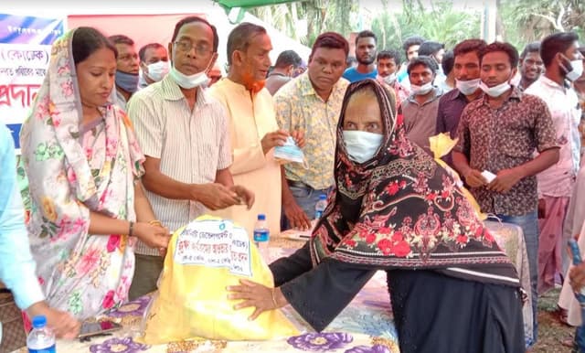 ঘূর্ণিঝড় ইয়াসে ক্ষতিগ্রস্থদের খাদ্য সহায়তা