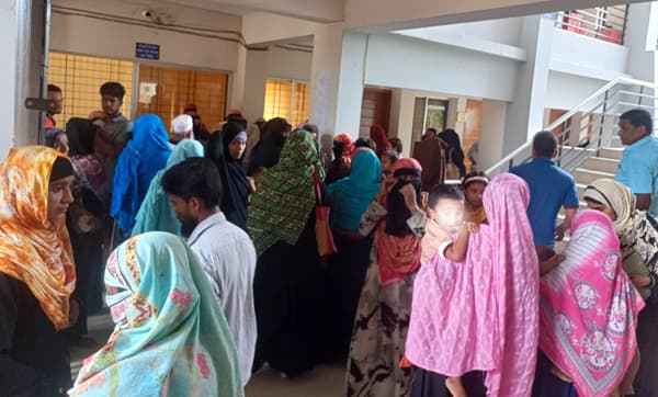ত্রাণের আশায় কাউখালী উপজেলা পরিষদে ভিড় জমাচ্ছে ঘূর্ণিঝড়ে ক্ষতিগ্রস্তরা