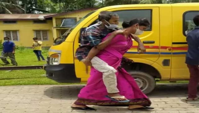 শ্বশুরকে পিঠে নিয়ে করোনা আক্রান্ত পুত্রবধূ (ভাইরাল)