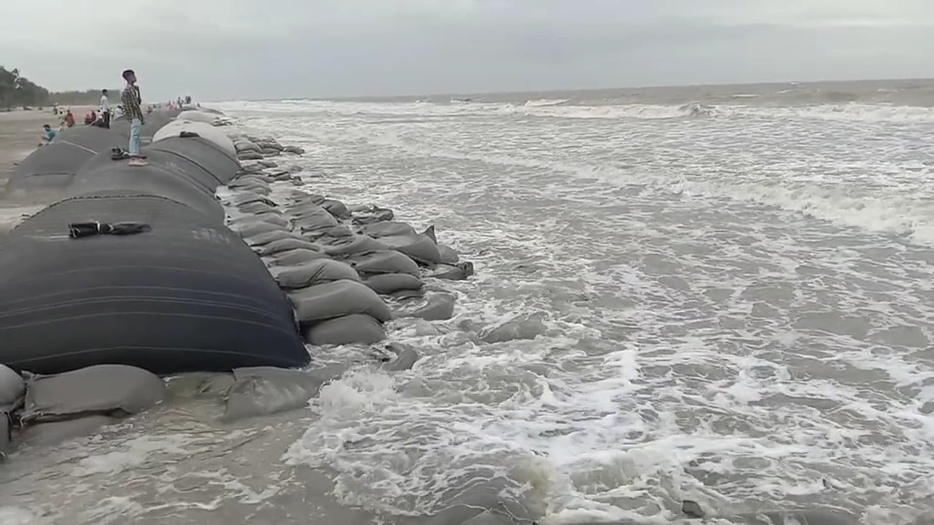 মৌসুমী বায়ুর প্রভাবে কুয়াকাটা সংলগ্ন বঙ্গোপসাগর উত্তাল