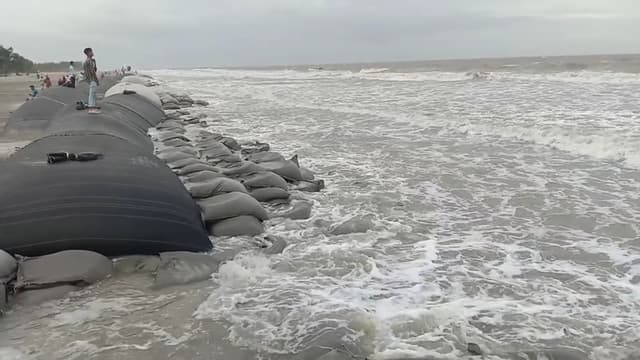 মৌসুমী বায়ুর প্রভাবে কুয়াকাটা সংলগ্ন বঙ্গোপসাগর উত্তাল