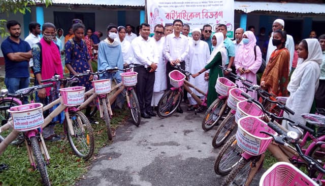 প্রধানমন্ত্রীর উপহারের সাইকেল চড়ে স্কুল ও কলেজে যাবে ওরা