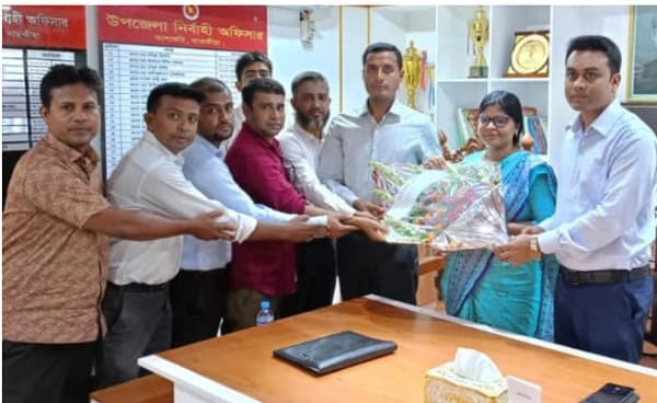 আশাশুনিতে নবাগত ও বিদায়ী ইউএনওকে সংবর্ধনা
