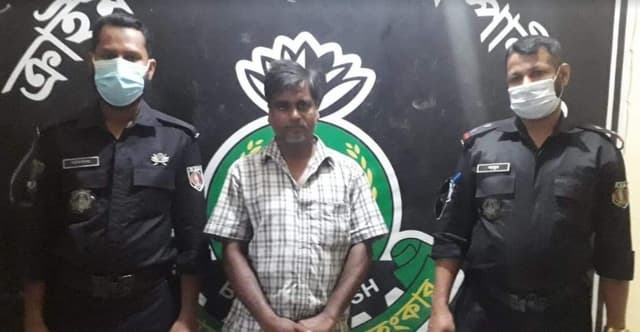 ৫০ লিটার চোলাই মদসহ মাদক ব্যবসায়ী আটক
