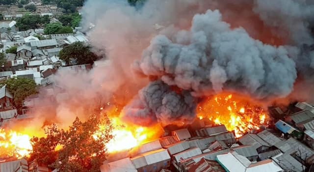 আগুনে পুড়ছে রাজধানীর সাততলা বস্তি, সহস্রাধিক ঘর ভস্মীভূত