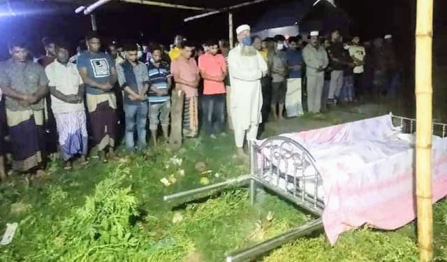 বৃষ্টি উপেক্ষা করে দৌলতদিয়ায় যৌনকর্মীর জানাজা