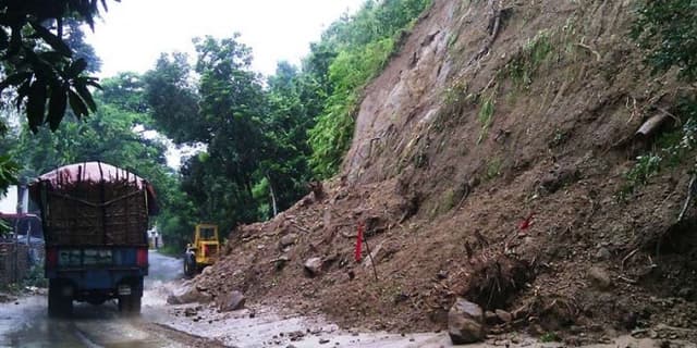পাহাড় ধ্বসের ঝুঁকি,চট্টগ্রামে সড়ক বন্ধ!