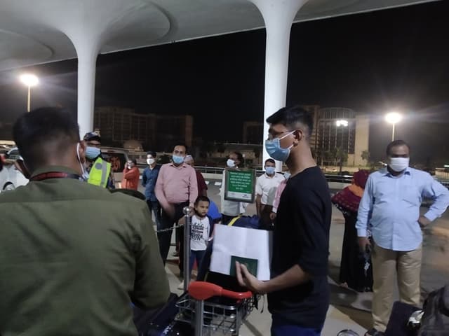 বিমানবন্দরে যাওয়ার পর যাত্রী জানতে পারছেন ‘করোনা পজিটিভ’